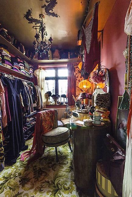 22 Spectacular Dressing Room Design Ideas and Tips for Walk In Closet Organization 21 Decorations, Vintage Dressing Rooms, Dream Dressing Room, Spooky Diy, Spooky Decorations, Dressing Room Closet, Walking Closet, Glam Bedroom, Halloween Eyeballs