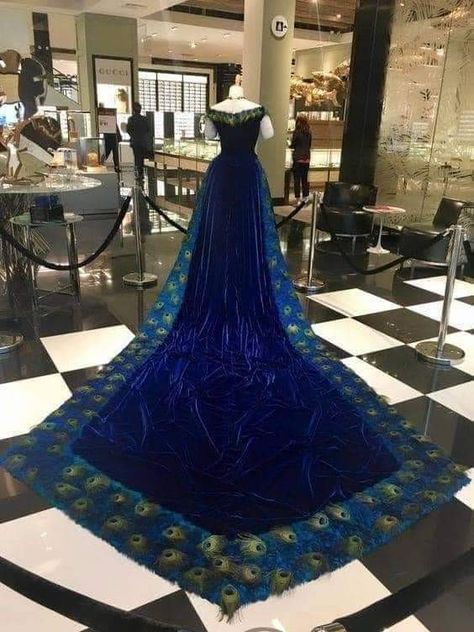 Peacock Inspired Wedding Dress, Peacock Quinceanera Dresses, Peacock Dress Wedding, Royal Gowns Queens, Queen Gowns Royal, Peacock Dress Design, Peacock Inspired Dress, Peacock Clothes, Peacock Dresses