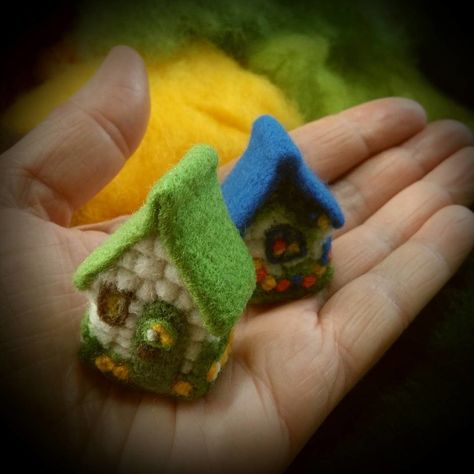 Felted House, Felt Pincushions, Felt Mushroom, Felt House, Needle Felting Diy, Wool Felt Projects, Needle Felted Christmas, Felting Ideas, Needle Felting Tutorials