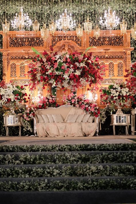 Pelamin Outdoor, Background Nikah, Javanese Wedding Decoration, Pelaminan Jawa, Wedding Ceiling Decorations, Orange Wedding Themes, Javanese Wedding, Indonesian Wedding, Wedding Ceiling