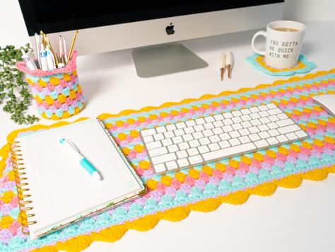 Crochet Desk Set Up, Crochet For Office Desks, Crochet For Decoration, Crochet Desk Mat Pattern, Dorm Room Crochet Ideas, Diy Home Decor Crochet, Crochet Bedroom Decor Free Pattern, Crochet For The Office, Crochet Desk Accessories Free Patterns