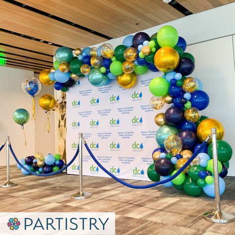 Anniversary Celebration Decorations, Casual Event Decor, Corporate Decoration Ideas, Centerpiece For Corporate Event, Conference Balloon Decor, Work Event Decor, Conference Table Decorations Ideas, Corporate Balloon Decorations, Cooperate Event Decoration