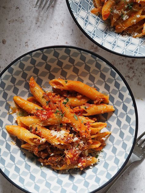 If you’re looking for a super hearty pasta sauce to make for dinner tonight that won’t break the bank look no further than our Weeknight Sausage Ragu! Packed with hearty Italian flavours but ready in just 30 minutes, this simple sausage and tomato pasta is ready for penne to be stirred into it before it’s piled into bowls and topped with plenty of cheese. Sausage And Tomato Pasta, Sausage Ragu, Creamy Spaghetti, Sausage Sauce, Ragu Sauce, Sausage Pasta Recipes, Ragu Recipe, Rigatoni Pasta, Bean Stew