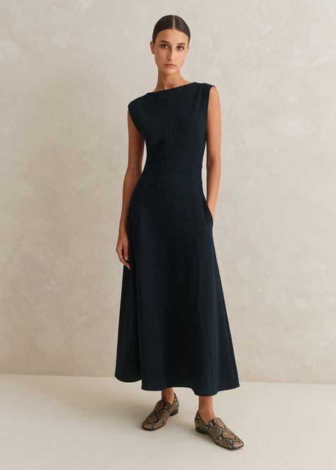 Effortlessly elegant, ME+EM's Navy Travel Tailoring Boat Neck Midi Dress falls to a flattering fit-and-flare silhouette for guaranteed AM-PM polish. Shop now. Boat Neck Midi Dress, Ladies Coat Design, Chic Evening Dress, Midi Dress Fall, Designer Midi Dresses, Boat Neck Dress, Ponte Dress, Minimalist Dresses, Travel Dress