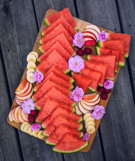 Fruit platter with watermelon, apple, banana and raspberries. Fruit Platter Watermelon, Watermelon Fruit Platter Ideas, Watermelon Fruit Platter, Pink Fruit Platter, Kids Fruit Platter, Watermelon Presentation, Watermelon Serving Ideas, Watermelon Charcuterie, Birthday Fruit Platter