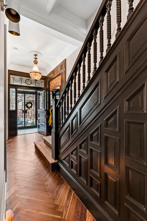 Renovating an old home can be a tough process. These renovators originally wanted to transform their 1890 brownstone into a modern space but ultimately decided to honor the feel of the original space and preserve the plasterwork and molding throughout the home. Take a step into this three-part reno series. Historic Townhouse, Brownstone Interiors, Nyc Brownstone, Brownstone Homes, New York Brownstone, New York Townhouse, Nyc Townhouse, San Myshuno, Townhouse Interior