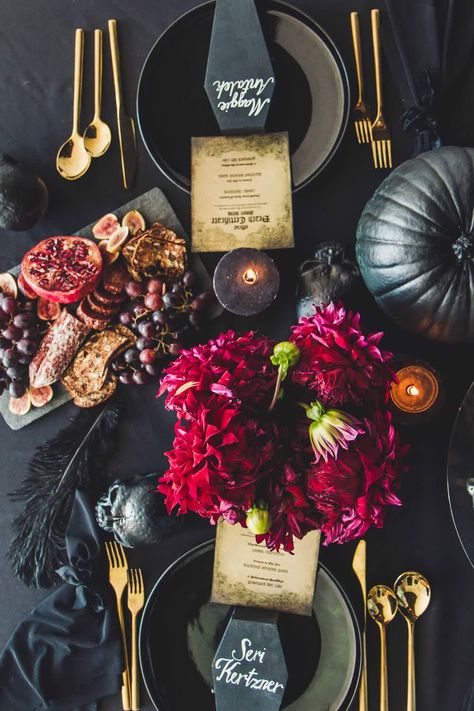 Gothic Dinner Party, Gothic Dinner, Spooky Dinner, Halloween Table Settings, Dinner Party Table Settings, Halloween Tablescape, Witch Party, Classy Halloween, Halloween Party Dinner