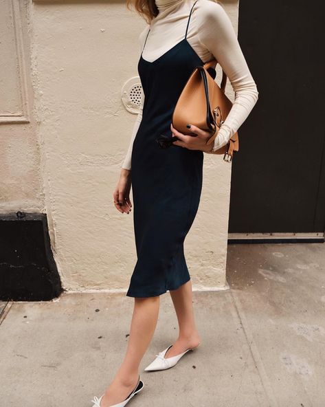 What To Wear To Valentine's Day Dinner, Because You Don't Need To Overthink It Black Slip Dress Outfit, Slip Dress Outfit, Quoi Porter, 2024 Style, Black Slip Dress, Winter Mode, Outfit Trends, Black Midi, Dress Outfit