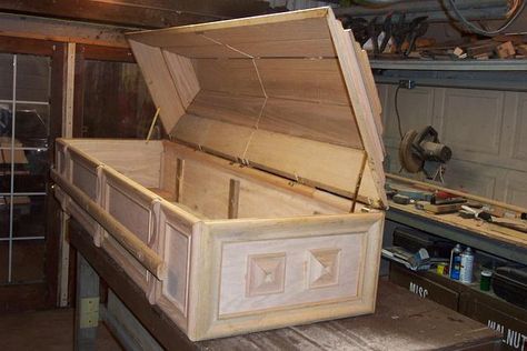 Coffin Decor, Wood Casket, Pet Caskets, Wooden Crafts Diy, Cremation Boxes, Wooden Urn, Wood Joinery, Woodworking Project, House On A Hill