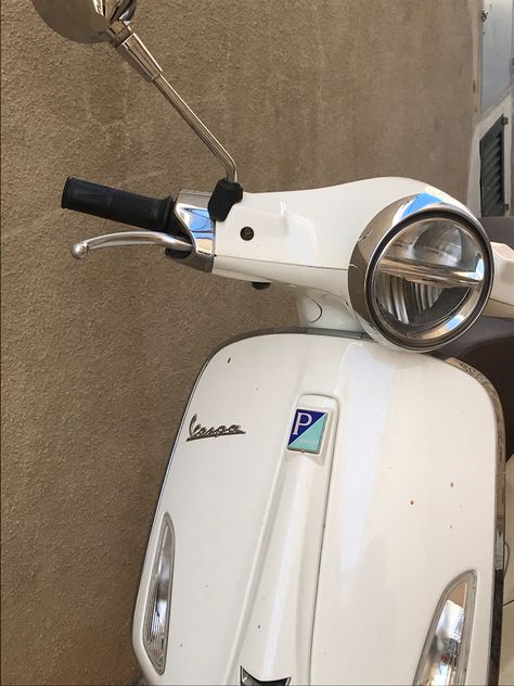 White Vespa Aesthetic, Aesthetic Scooter, Vespa Aesthetic, White Vespa, White Scooter, Yamaha Scooter, Gigi Hadid Looks, Vespa Sprint, Vespa Vintage