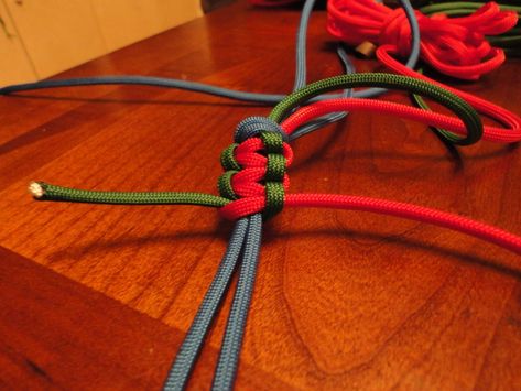 How to Do the Cobra Weave : 9 Steps - Instructables Cobra Weave, Paracord Knots, Key Holders, Survival Bracelet, Trash To Treasure, Favorite Hobby, Crafty Projects, Key Holder, Paracord