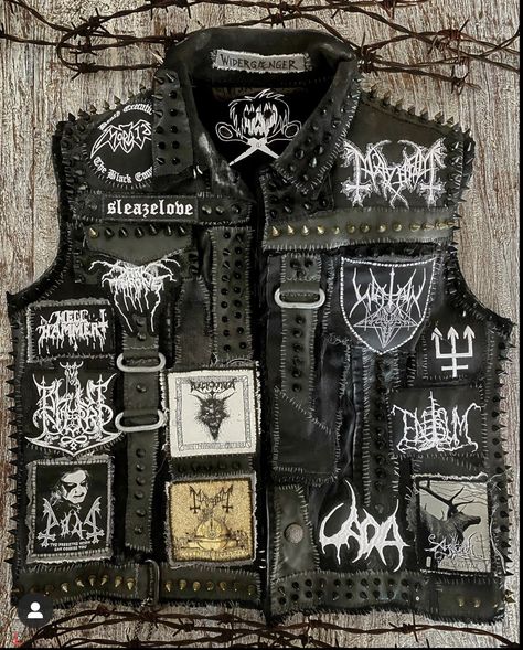 Black Battle Vest, Battle Jacket Ideas Metal, Black Metal Battle Vest, Black Metal Battle Jacket, Battle Vest Punk, 80s Rock Outfit, Vest Ideas, Punk Diy, Battle Jackets