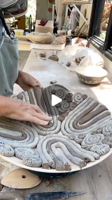 Art Of Clay, Handbuilt Clay Ideas, Texture On Pottery, Jena Bedson Ceramics, Coil Clay Projects, Ceramic Coil Pots, Ceramic Clay Ideas, Cool Ceramics Projects, Clay Art Projects Sculpture