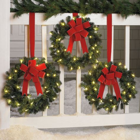 Christmas Wreaths Fence Décor Best Outdoor Christmas Decorations, Outdoor Christmas Diy, Outdoor Fence, Diy Christmas Lights, Christmas Window Decorations, Christmas Decorations Diy Outdoor, Christmas Outdoor, Fence Decor, Outdoor Holiday Decor