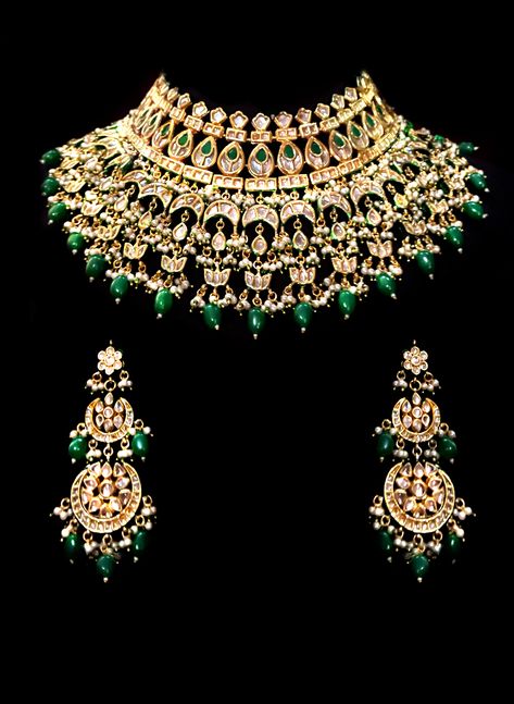 Kundan bridal choker with emerald drops Indian Things, Kundan Choker Set, Rajputi Jewellery, Bridal Jewelry Sets Brides, Indian Bridal Jewelry, Kundan Jewellery Bridal, Beef Empanadas, Green Stone Necklace, Kundan Choker