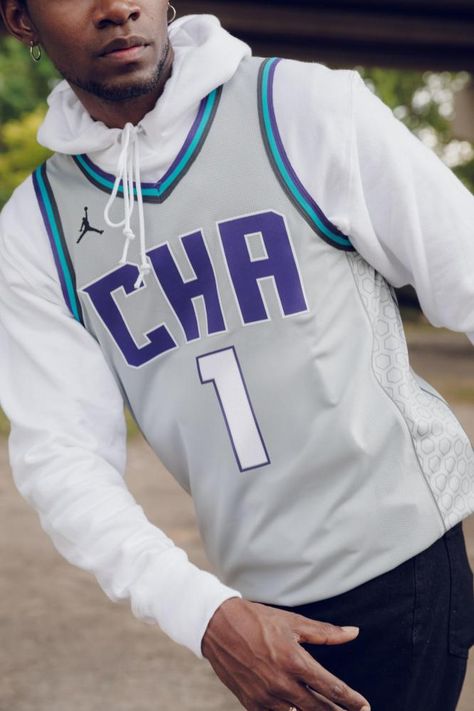 Charlotte Hornets Nike NBA City Edition 2019-20 Basketball Jersey Over Hoodie Outfit Men, Jersey Over Hoodie Outfit Men, Jersey Over Hoodie Outfit, Nba Suits, Nba Jersey Outfit Men, Jersey Over Hoodie, Nba Jersey Outfit, Basketball App, Jerseys Outfit