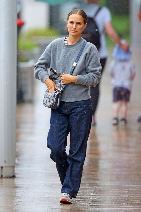 Natalie Portman Street Style, Natalie Portman Style, Street Style 2022, Petite Celebrities, Jeans Outfit Women, Autumn Clothes, Street Style Winter, Summer Outfit Inspiration, Celebrity Street Style