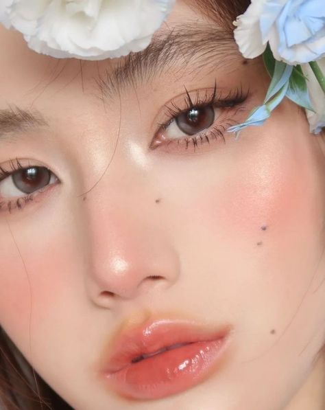 Peach Make Up Look, Peach Douyin Makeup, Ethereal Makeup Looks Wedding, Peach Makeup Look Korean, Kpop Inspired Makeup, Kpop Makeup Looks, Korean Inspired Makeup, Douyin Makeup Look, Makeup Asia