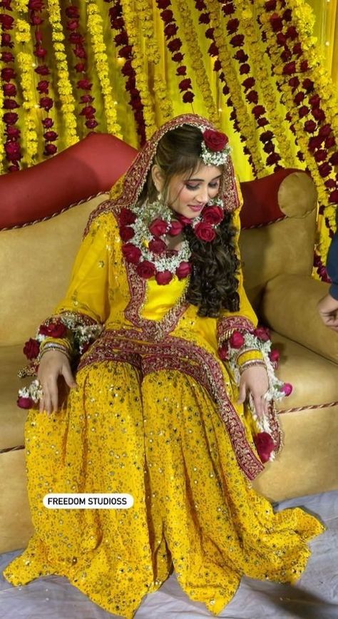 Haldi Ceremony Outfit For Sister, Haldi Dress Ideas For Sisters, Haldi Ceremony Outfit For Bride, Haldi Dress For Bride, Haldi Dress Ideas, Haldi Outfit For Bride, Haldi Photoshoot, Haldi Ceremony Outfit, Haldi Dress