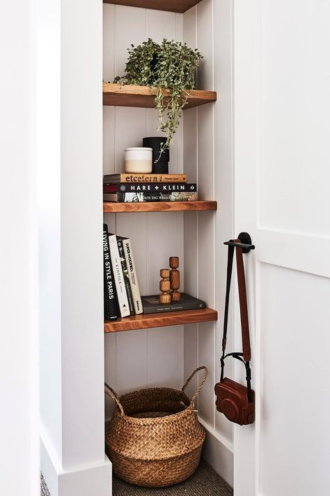 Built-in shelving by the front door adds character to the entryway not to mention some bonus storage! Small Entryway Ideas, Ingangs Decor, Decoration Hall, Small Entryways, Door Entryway, Interior Decorating Styles, Dekorasi Kamar Tidur, Entryway Storage, Entryway Ideas