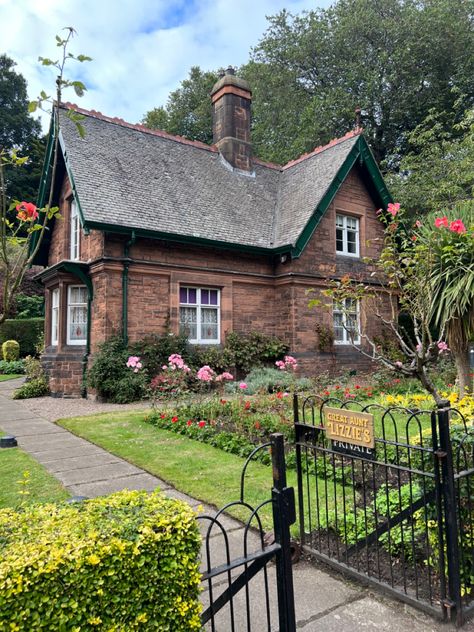 Typical British House, Small British House, British Cottage English Countryside, British House Exterior, English House Exterior, Small English Garden, Country House Exterior, Agatha Raisin, British Houses