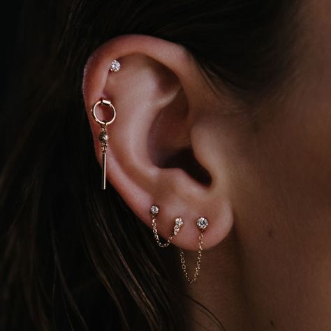 Chain Loop Earrings, 4 Piercings In Ear Ideas, Piercing Placement, Chain Piercing, Ear Curation, Earring Chain, Creative Earrings, Curated Ear, Piercing Inspo