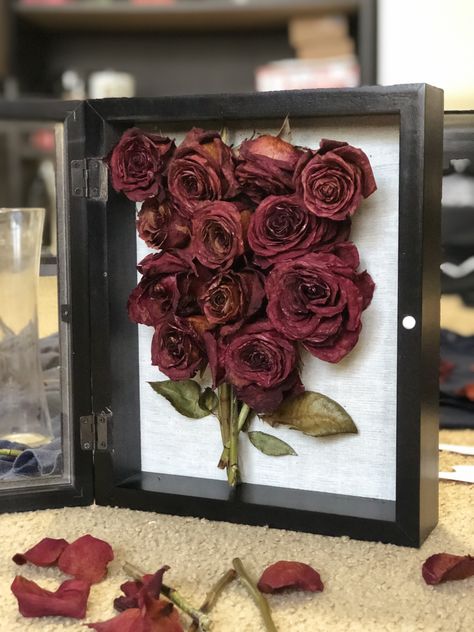 Ideas To Preserve Flowers, Preserve Flowers Diy, What To Do With Dry Roses Ideas, Dried Flowers Ideas Diy, Dried Roses Ideas, Rose Preservation, Anniversary Activities, Preserve Roses, Dried Flowers Crafts