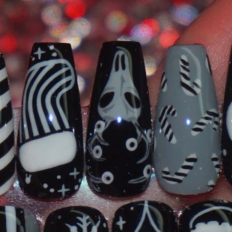 Sydney Petty on Instagram: "#gothnails #winternails #christmasnails #snownails #pressonnails #nails #nailart #nailinspo" Gothic Xmas Nails, Christmas Horror Nails, Goth Xmas Nails, Goth Thanksgiving Nails, Gothic Winter Nails, Goth Holiday Nails, Dark Christmas Nail Designs, Creepmas Nails, Scary Christmas Nails