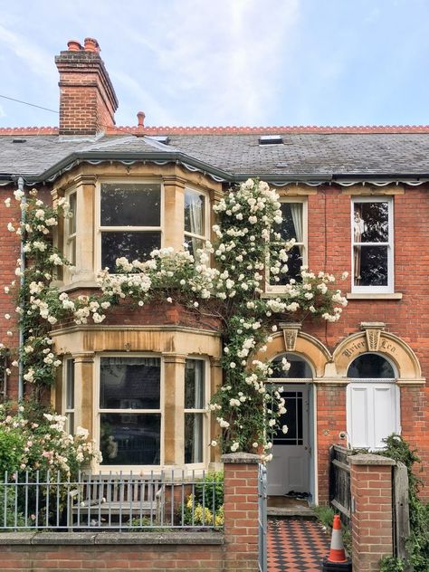 England Flat Interior, English Apartment Exterior, Terraced Houses Architecture, Typical British House, Dream House England, Victorian Homes England, English Terrace House, British Apartment Exterior, Edwardian House Exterior Uk