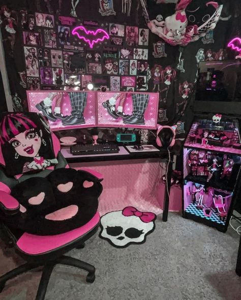 Purple Gaming Bedroom, Cute Emo Room Ideas, Edgy Spotify Covers, Emo Kawaii Room, Monster High Gaming Setup, Pink Goth Gaming Setup, Emo Y2k Bedroom, Emo Apartment Decor, Goth Gamer Setup