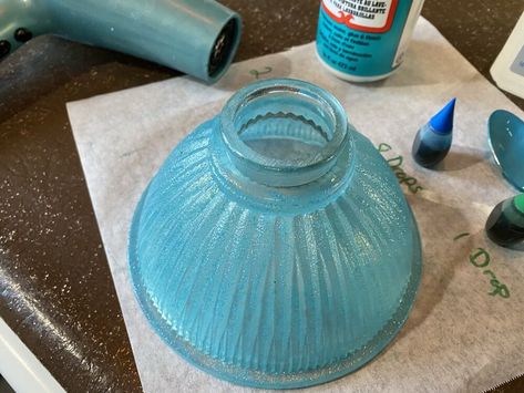 How To Paint A Glass Lamp Shade, Repurpose Glass Light Globes, How To Paint Glass Light Globes, Painting Glass Light Shades, Globe Diy Projects, Spray Painting Glass, Diy Light Shade, Glass Light Globes, Painting Light Fixtures