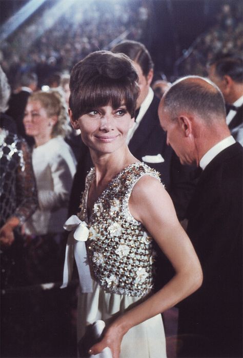 ADORED VINTAGE: What Audrey Hepburn Wore to the 1967 Oscars Best Oscar Dresses Of All Time, Audrey Hepburn Outfit, Vestidos Oscar, Best Oscar Dresses, Audrey Hepburn Born, Helen Rose, Diahann Carroll, Mode Prints, Julie Christie