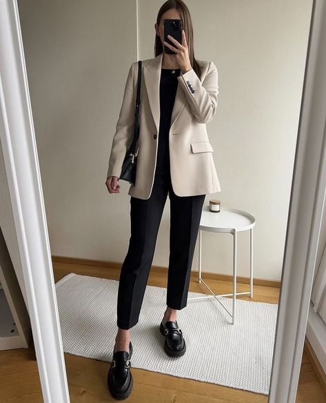 Outfits For The Office, Ținute Business Casual, Outfit Mit Blazer, Office Fits, Corporate Baddie, Stylish Work Attire, Professional Outfits Women, Office Outfits Women, Outfit Chic