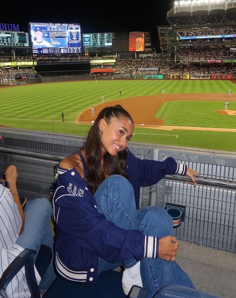 Baseball Game Outfit Fall, Mlb Game Outfit Woman, Dodgers Outfit Women, Yankees Game Outfit, Soccer Game Outfit, Baseball Game Aesthetic, Arcade Outfit, Soccer Game Outfits, Dodgers Outfit