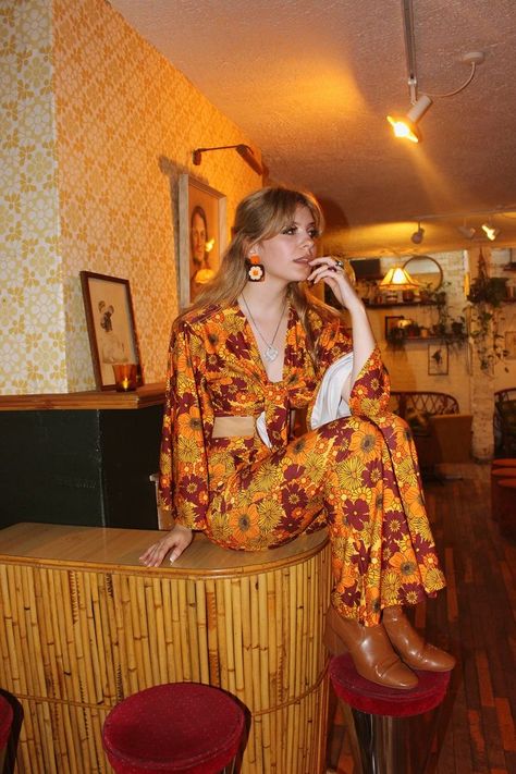 Cafe Shoot, Mode Disco, Looks Hippie, 70s Inspired Outfits, Style Année 70, 70s Clothes, Flare Sleeve Top, Style Année 60, 70s Look