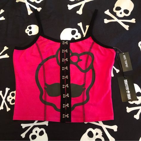 Pink Monster High Cropped Tank Top From Hot Topic. Hook And Eye Detailing On The Front. So Cute! Size Small. Brand New With Tags, Never Worn, Perfect Condition. Tags // Halloween Skull Hook-And-Eye S Crop Tank Top Costume Cami Camisole Emo Hottopic Pink Monster High, Hot Topic Aesthetic, Scenecore Clothes, Scene Girl Outfits, Scene Clothes, Easy Diy Fashion, Monster High Birthday Party, Pink Monster, Yru Shoes