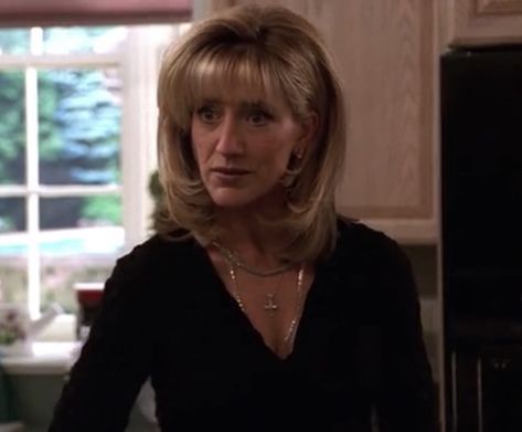 The Sopranos Carmela, Carmela Soprano Hair, Sopranos Women, Carmela Soprano Outfits, Sopranos Fashion, Sopranos Aesthetic, Sopranos Quotes, Carmela Soprano, Edie Falco