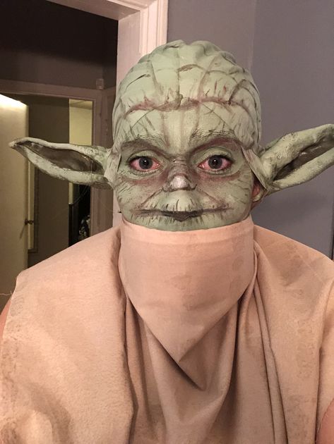 Women Yoda Costume, Yoda Halloween Costume Women, Funny Star Wars Costumes, Starwars Group Costumes, Yoda Costume Women's, Fantasia Star Wars, Bald Costume Ideas, Diy Yoda Costume, Bald Halloween Costumes