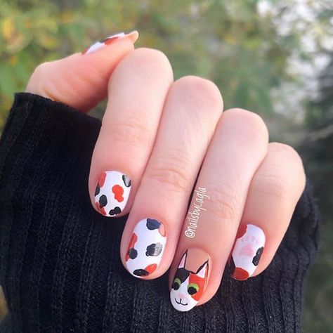 Happy #MeownicureMonday! 🐈💅⠀ ⠀ Cats make everything better (including meownicures)! Love the calico kitty nails by @nailsbycagla! #nailgoals Color Cobrizo, Kitty Nails, Love T, Cat Nails, Calico Cat, Cat Tattoo, You Happy, Web Site, Nail Designs