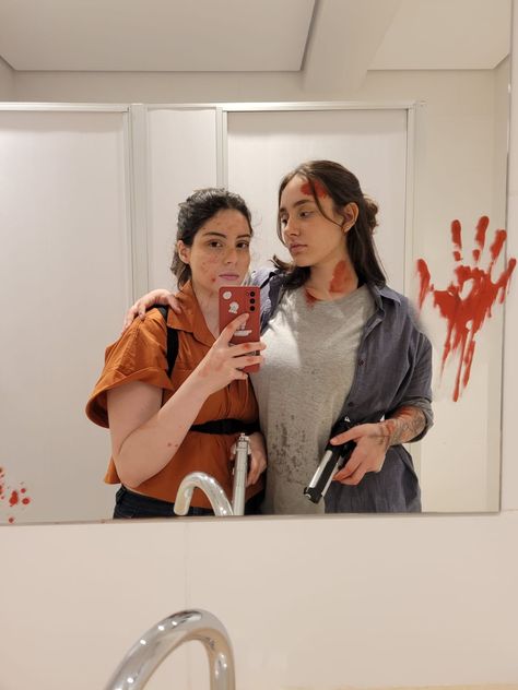 Ellie And Dina Costume, Ellie The Last Of Us Costume, The Last Of Us Halloween Costume, Ellie Halloween Costume, Ellie Cosplay The Last Of Us, Halloween Wlw Costumes, Wlw Couple Halloween Costumes, The Last Of Us Costume, Dina The Last Of Us Part 2