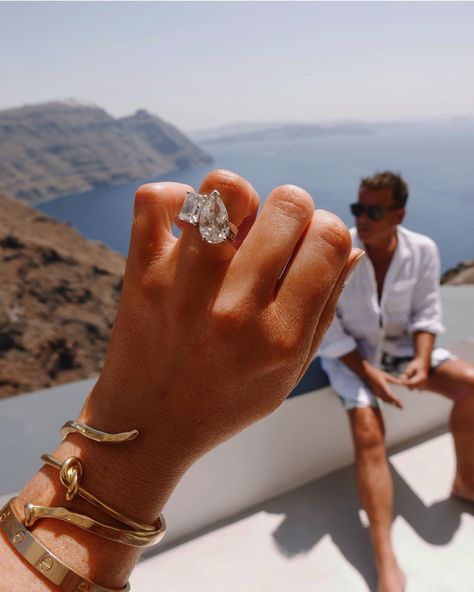 34.6k Likes, 681 Comments - Lorna (@lornaluxe) on Instagram: “Q&A: ASK THE LUXE’s ✨ convinced Mr. Luxe to record an IGTV with me finally ...ask us anything🏆” Lorna Luxe, Celebrity Rings, Dream Wedding Ring, Flipagram Instagram, Cute Engagement Rings, Future Engagement Rings, Ring Trends, 12 December, Dream Engagement