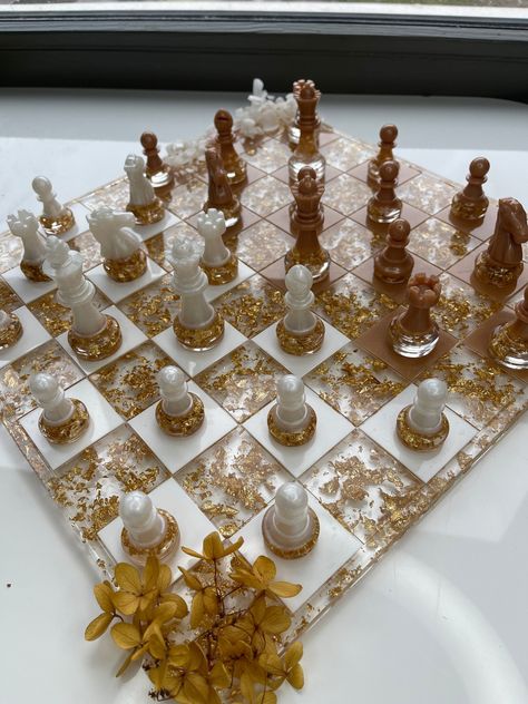 Handmade chessboard in epoxy resin customizable according to your wishes. Possibility of having pawns for checkers game Dimensions: 30.5 x 30.5 cm Resin Products Ideas, Chess Resin, Resin Games, Diy Resin Furniture, Resin Chess Board, Resin Chess Set, Pottery Games, Epoxy Ideas, Checkers Game