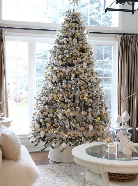 White Tree Gold Decorations, Snow Tree Decoration, Snow Christmas Tree Ideas, Christmas Tree White Gold, Christmas Tree Ideas Gold, Christmas Tree Ideas White, White And Gold Christmas Decor, Gold Christmas Tree Decor, Christmas Tree Elegant