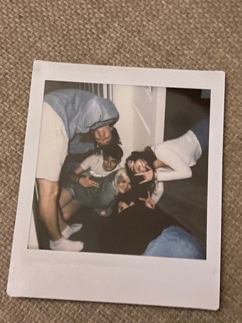 Polaroid Photography, Photo Polaroid, Vintage Polaroid, Polaroid Pictures, Polaroid Photos, Teenage Dream, Friend Photos, On The Floor, The Villain