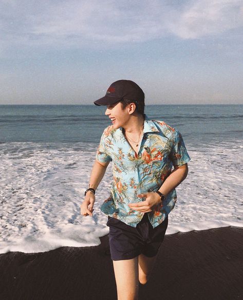 Beach Shirt Men, Outfit Pantai, Outfit Cowok, Vacation Outfits Men, Beach Outfit Men, Mens Beach Shirts, Men Hawaiian Shirt, Mens Photoshoot Poses, Mens Trendy Outfits