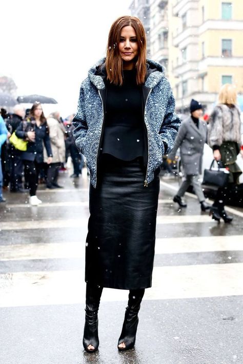 32 Stylish Open Toe Booties for Fall Leather Skirt Winter Outfit, Christine Centenera Style, Long Leather Skirt, Christine Centenera, Black Leather Pencil Skirt, Milan Fashion Week Street Style, Classy Winter Outfits, Winter Skirt Outfit, Style 2023