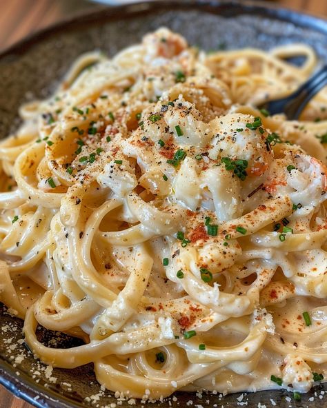 CRAB FETTUCCINE ALFREDO 🦀🍝 Ingredients: 12 oz fettuccine pasta 1 lb crab meat, lump or claw 2 cups heavy cream 1 cup grated Parmesan cheese 4 tablespoons unsalted butter 3 cloves garlic, minced 1 teaspoon lemon zest 1 tablespoon lemon juice Salt and pepper, to taste Fresh parsley, chopped (for garnish) Directions: Step 1: Cook the Pasta Cook the fettuccine pasta according to package instructions until al dente. Drain and set aside. Step 2: Make the Alfredo Sauce In a large skillet over ... Crab Fettuccine Alfredo, Crab Fettuccine, Alfredo Fettuccine, Crab Food, Alfredo Sauce Recipe Homemade, Crab Pasta, Butter Pasta, Fettuccine Pasta, Crab Recipes