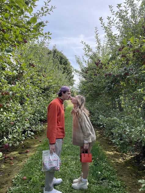 It's officaly fall which means its time to go do my favorite fall tradition apple picking! Fall Dating Aesthetic, Pregnant Apple Picking Outfit, Apple Picking Couples Photos, Fall Outfits Apple Picking, Apple Picking With Boyfriend, Apple Picking Aesthetic Couple, Fall Boyfriend Pictures, Apple Picking Couple Pictures, Couple Apple Picking Pictures