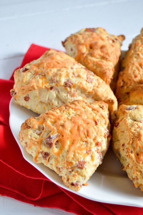 Ham And Cheese Scones, Savory Scones Recipe, Scones Easy, Cheese Scones, Scone Recipes, Savory Scones, Square Recipes, Tea Biscuits, Scones Recipe