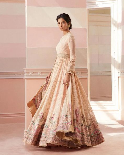 Tarun Tahiliani’s Spring Summer Collection Is Perfect For Weddings Sheer Blouse Designs, Tarun Tahiliani Lehenga, Tarun Tahiliani Bridal, Bridal Anarkali, Expensive Dresses, Resham Embroidery, Raw Silk Lehenga, Bridal Lehenga Collection, Bridal Applique